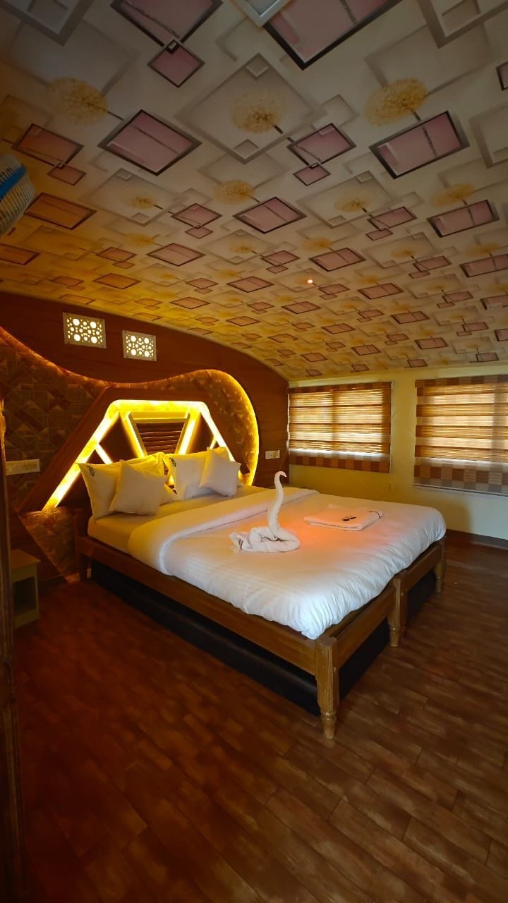 deluxe houseboat in kerala bedroom with elegant decor and soft lighting