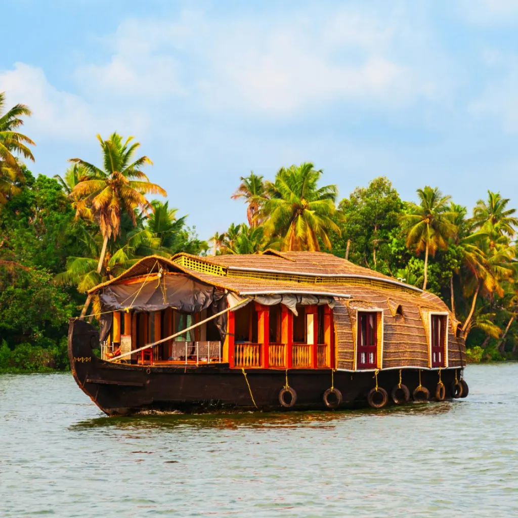 Houseboat Day Trip in Alleppey vs. Overnight Stay: Which One Wins?